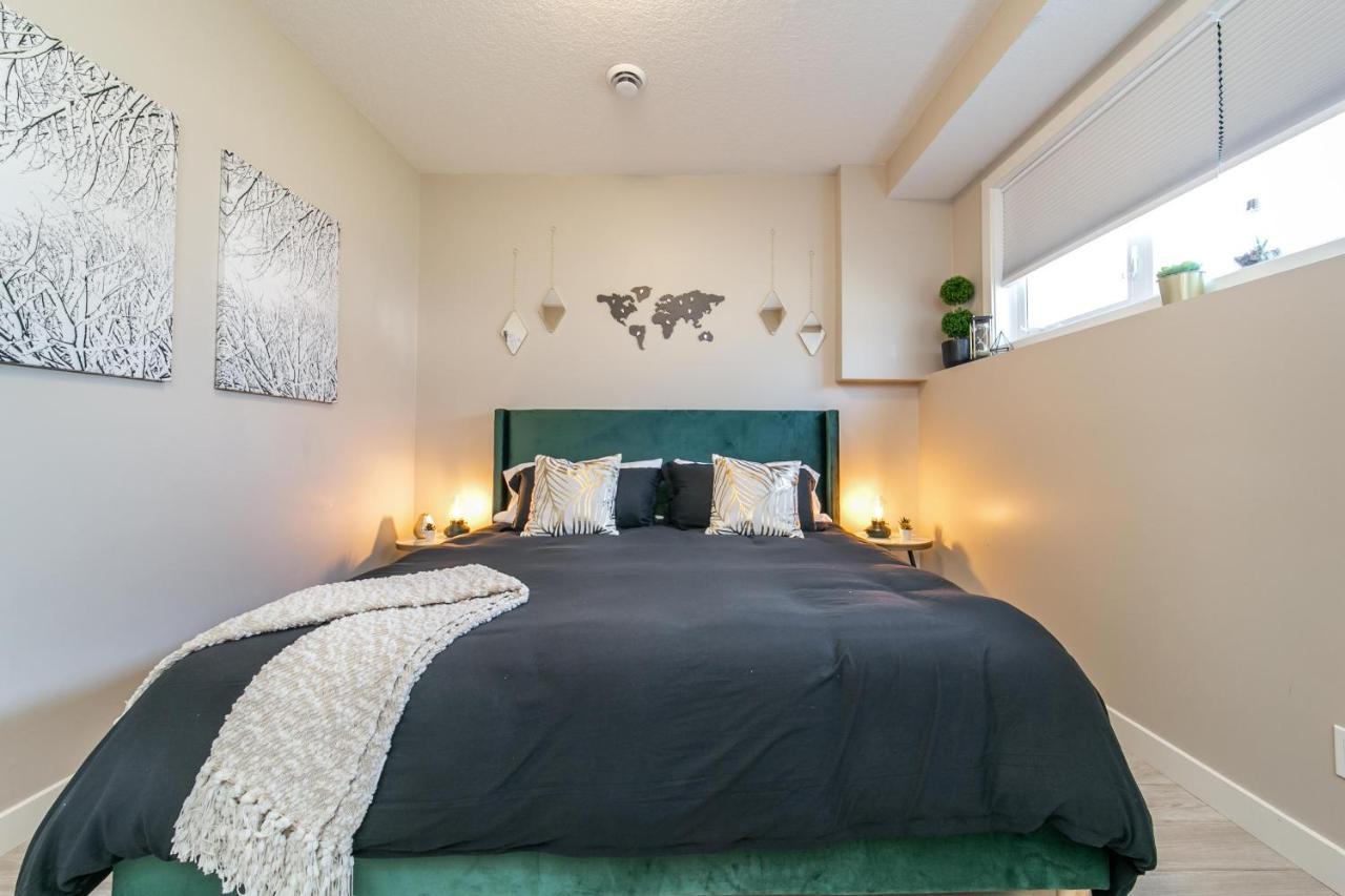 Executive Home - Long Stays Welcome - Garage Parking - Free Wifi & Netflix Edmonton Esterno foto