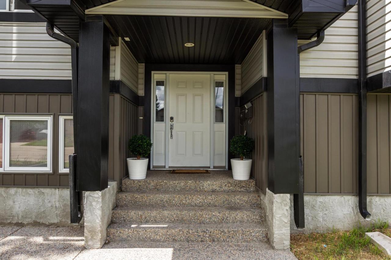 Executive Home - Long Stays Welcome - Garage Parking - Free Wifi & Netflix Edmonton Esterno foto