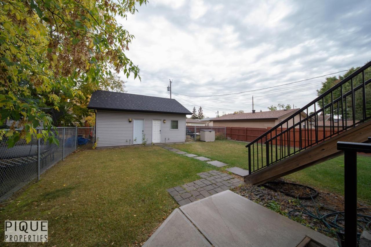 Executive Home - Long Stays Welcome - Garage Parking - Free Wifi & Netflix Edmonton Esterno foto